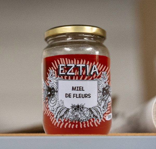 Le Miel eztia est un miel de fleurs est produit par Ximun et Jean Bedecarratz apiculteurs à Ordiarp situé à deux pas de notre biscuiterie.
